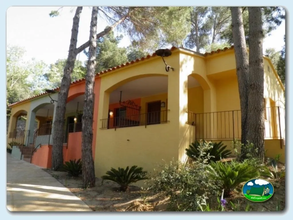 Bungalow con porche entre árboles del Camping Begur, Begur (Girona)