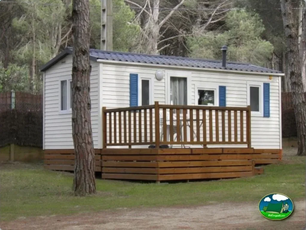 Mobil-home con terraza de madera en entorno boscoso del Camping Begur, Begur (Girona)