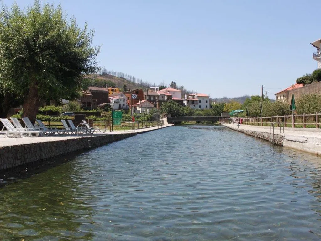 Río con vistas a la sierra, parcelas junto al agua del Camping Parque da Bica, Pomares (Coimbra)