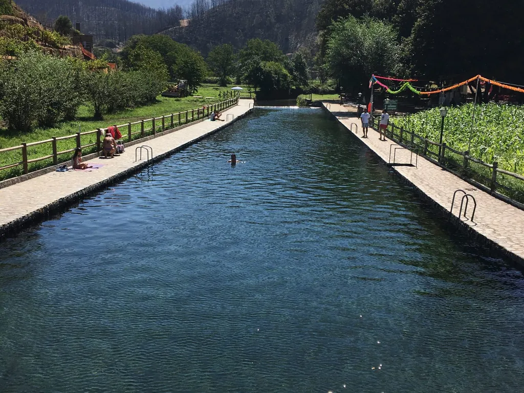 Río con playa de baño junto a montaña del Camping Parque da Bica, Pomares (Coimbra)
