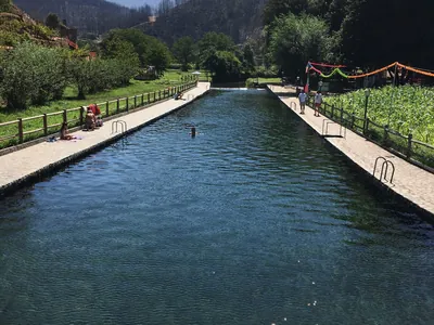 Río con playa de baño junto a montaña del Camping Parque da Bica, Pomares (Coimbra)