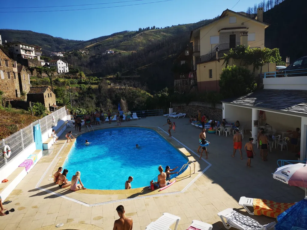 Piscina con vistas a la montaña, ambiente familiar del Camping Parque da Bica, Pomares (Coimbra)