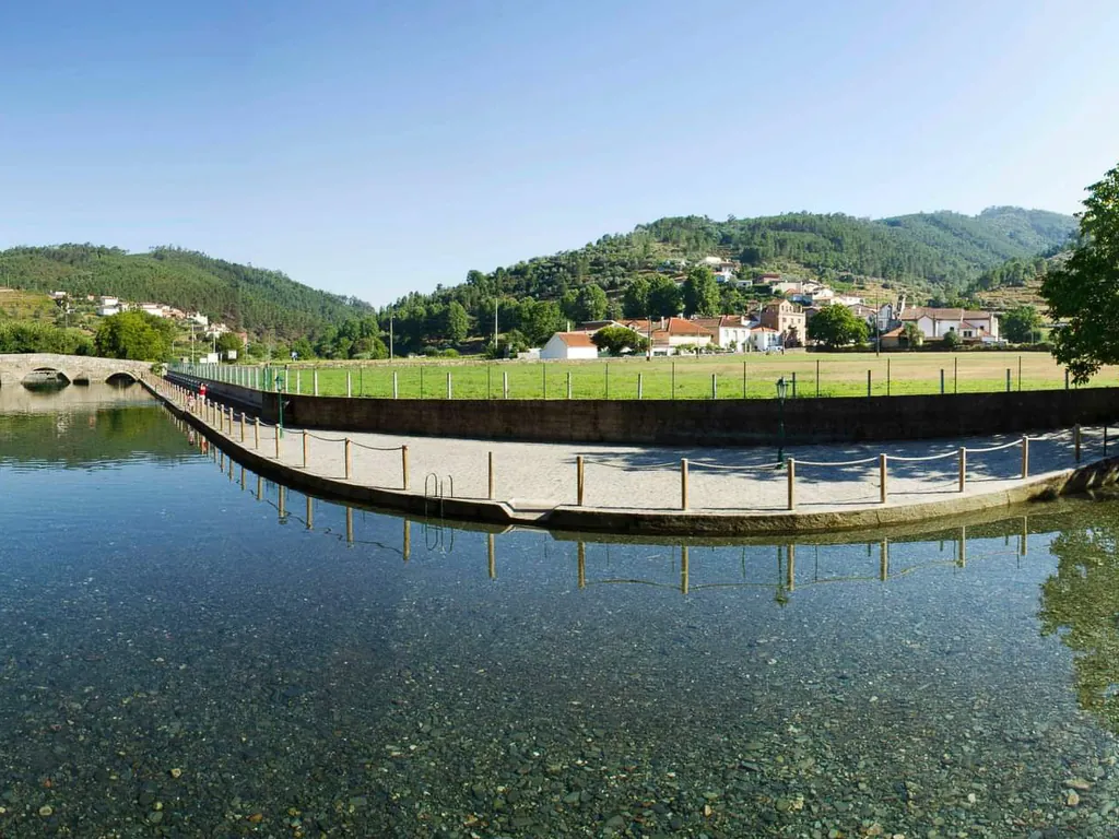 Parcela junto al río con vistas a la montaña del Camping Parque da Bica, Pomares (Coimbra)