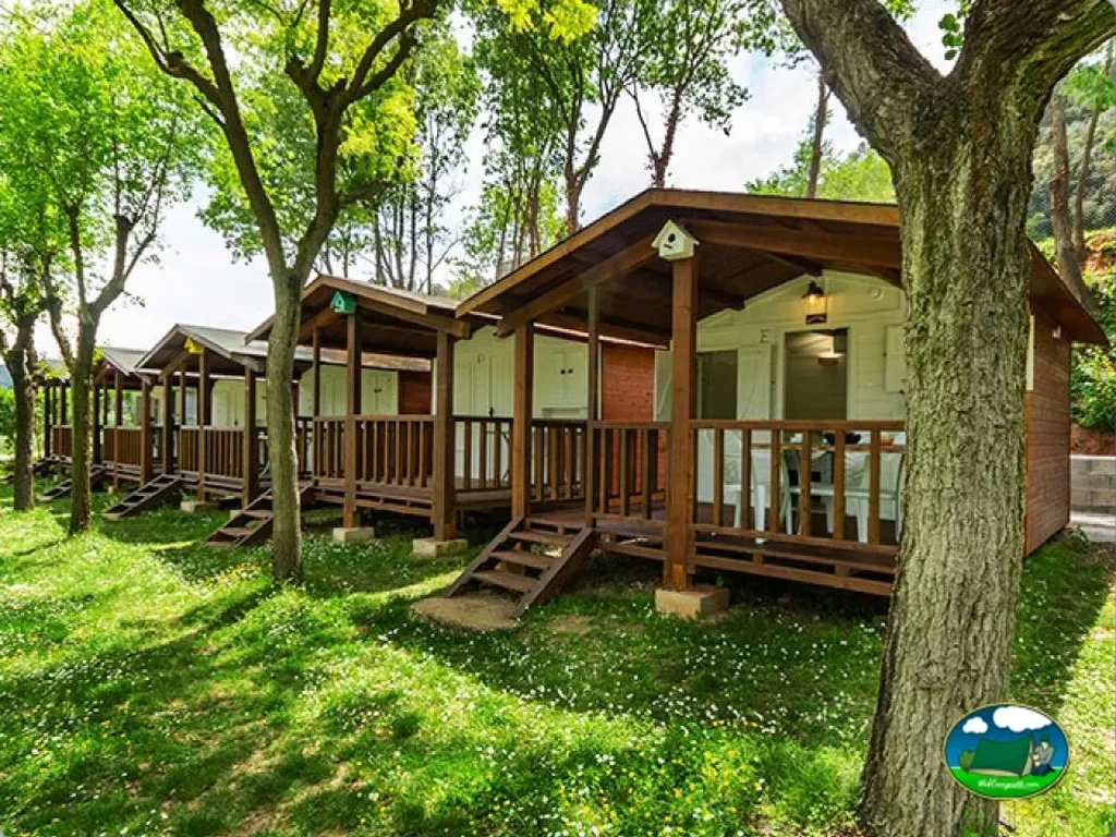 Bungalow con terraza entre árboles del Camping Esponella, Esponella (Girona)