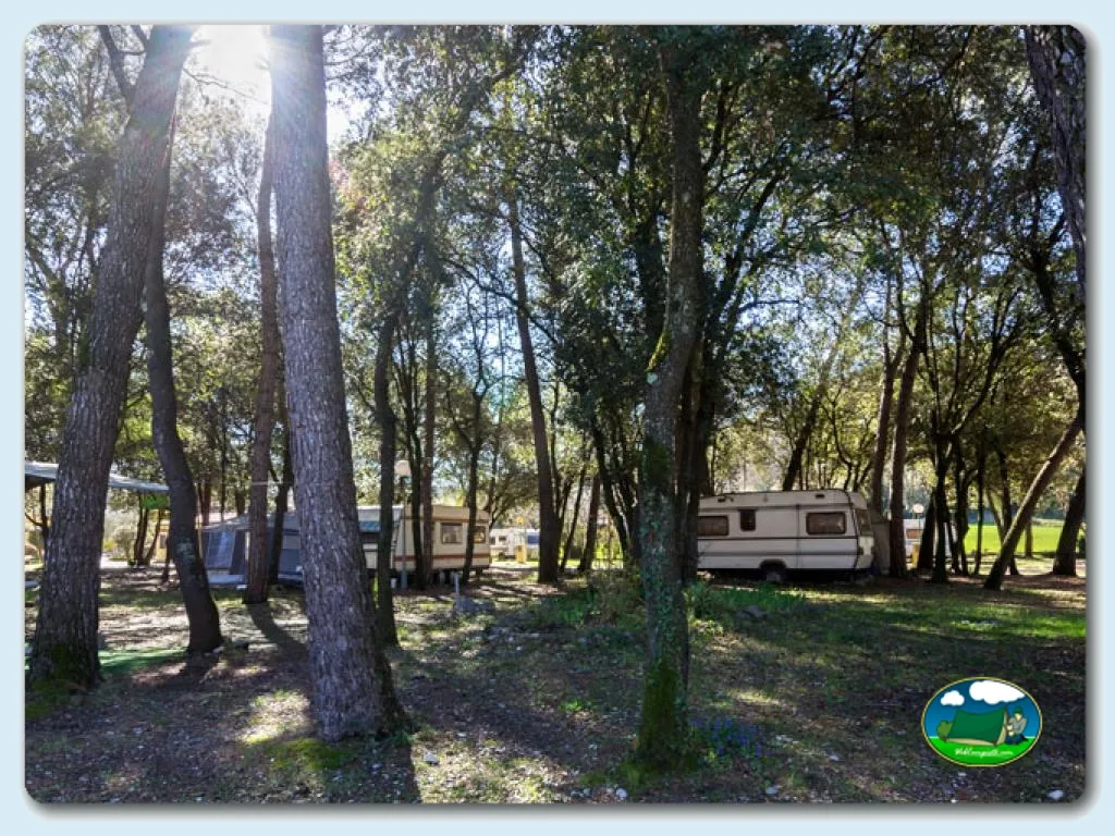 Parcela con mobil-home entre árboles del Camping Esponella, Esponella (Girona)