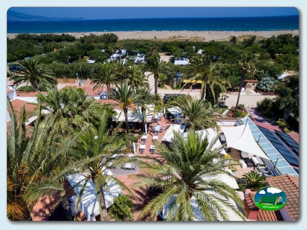 Bungalow junto al mar con palmeras y piscina del Camping Aquarius, Sant Pere Pescador (Girona)