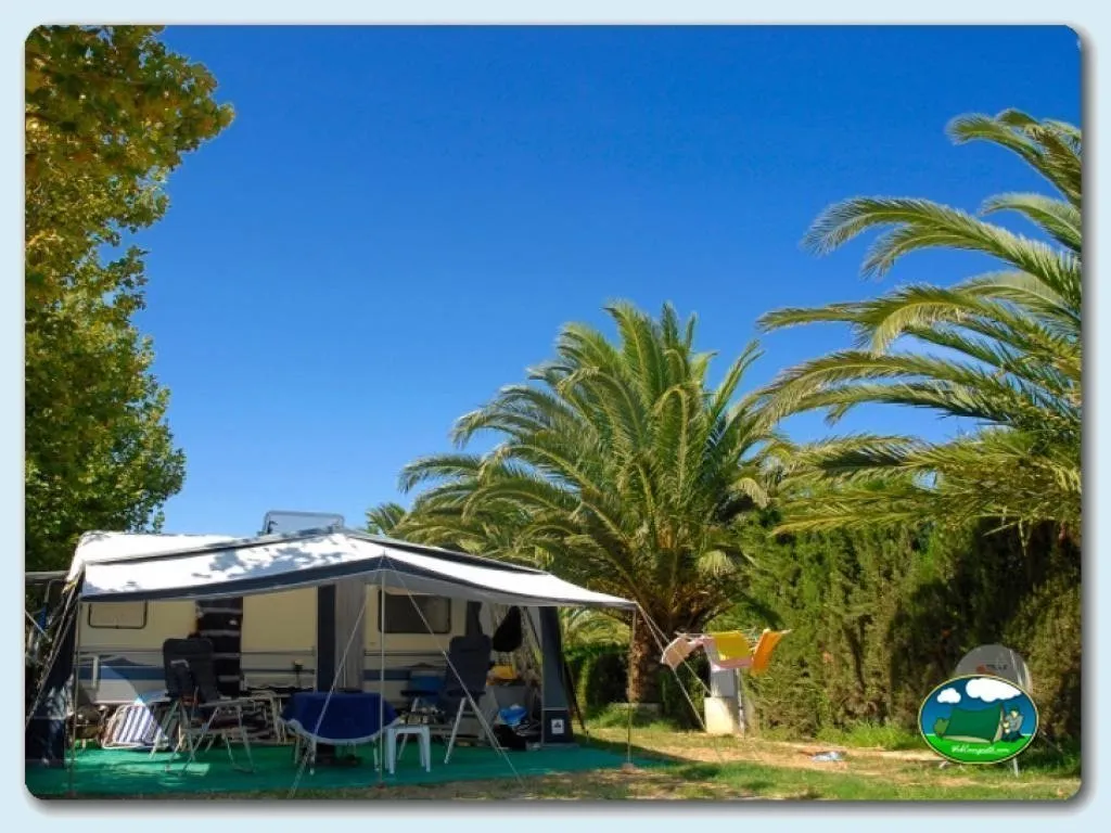 Mobil-home con toldo en parcela arbolada del Camping Las Dunas, Sant Pere Pescador (Girona)