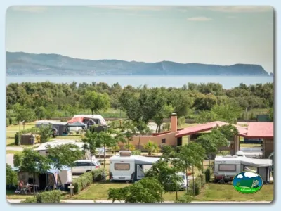 Parcela junto al lago con vistas a la montaña del Camping Las Dunas, Sant Pere Pescador (Girona)