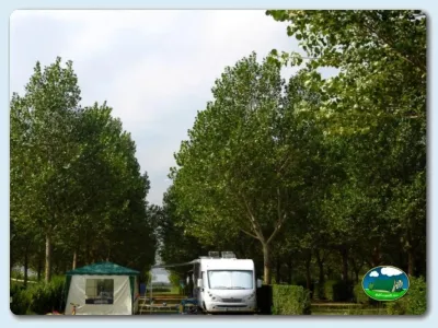 Parcela con tienda de acampada y mobil-home entre árboles del Camping Las Dunas, Sant Pere Pescador (Girona)