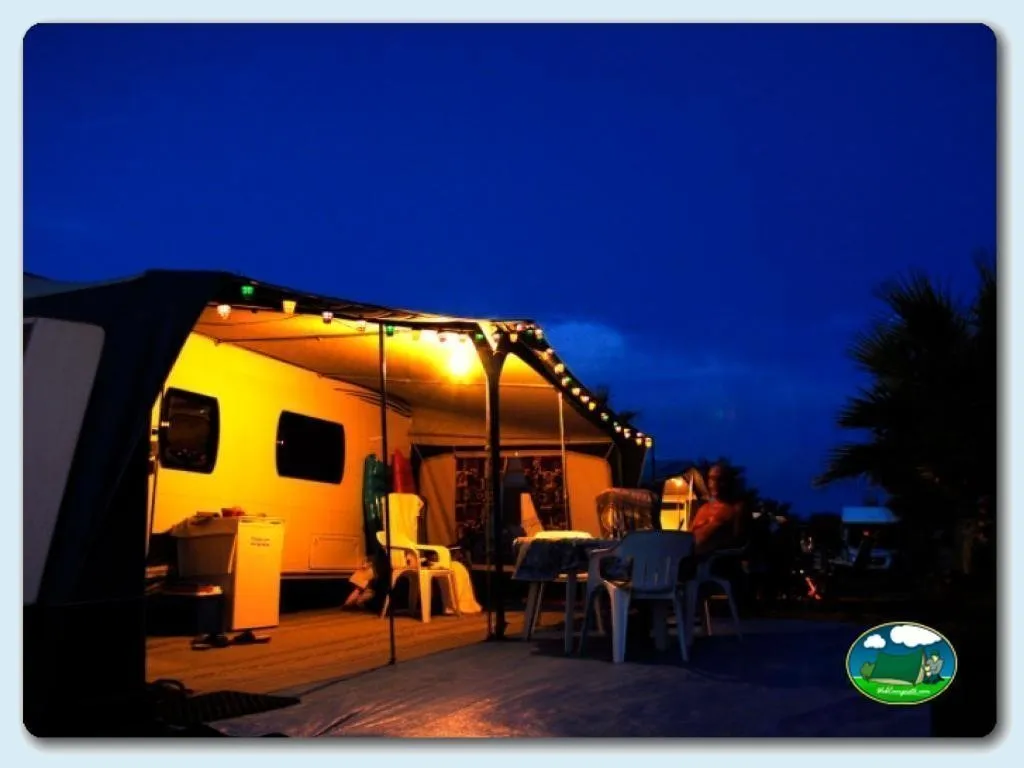 Mobil-home iluminado al atardecer con terraza del Camping Las Dunas, Sant Pere Pescador (Girona)