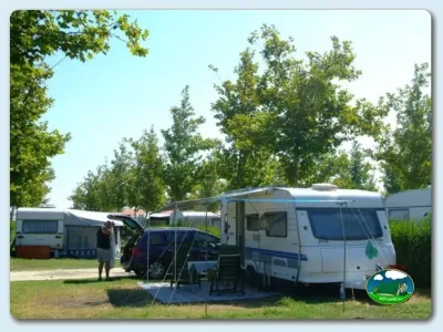 Parcela con mobil-home y toldo del Camping Las Dunas, Sant Pere Pescador (Girona)