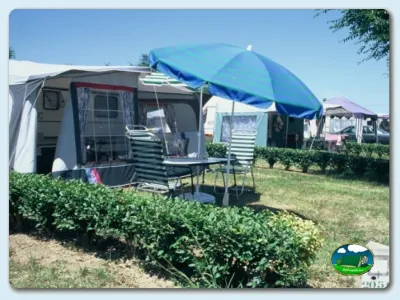Mobil-home con parcela y sombrilla azul del Camping Las Dunas, Sant Pere Pescador (Girona)