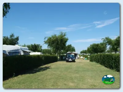 Parcela con tienda de acampada y vehículo del Camping Las Dunas, Sant Pere Pescador (Girona)