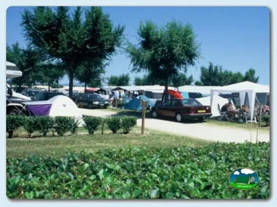 Parcelas con tiendas de acampada y coches del Camping Las Dunas, Sant Pere Pescador (Girona)