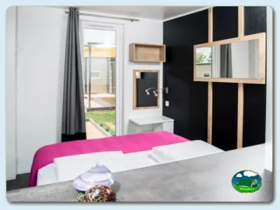 Mobil-home interior con dormitorio y terraza del Camping Las Dunas, Sant Pere Pescador (Girona)