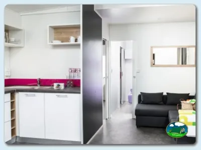 Mobil-home interior moderno con cocina y salón del Camping Las Dunas, Sant Pere Pescador (Girona)