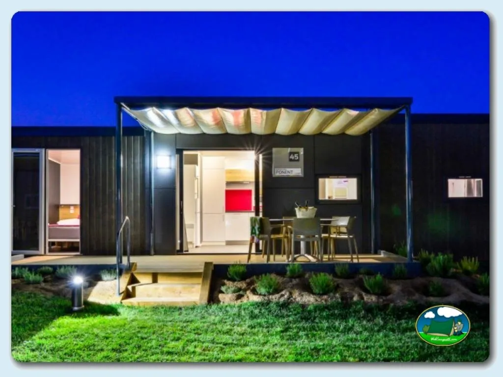 Glamping moderno con terraza y zona de estar nocturna del Camping Las Dunas, Sant Pere Pescador (Girona)
