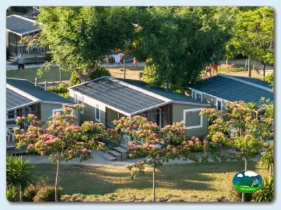 Mobil-home con paneles solares y jardín florecido del Camping Las Dunas, Sant Pere Pescador (Girona)