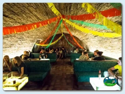Restaurante bar interior con decoración festiva del Camping Las Dunas, Sant Pere Pescador (Girona)