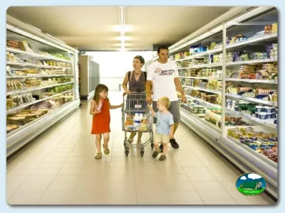 Supermercado con familia comprando del Camping Las Dunas, Sant Pere Pescador (Girona)