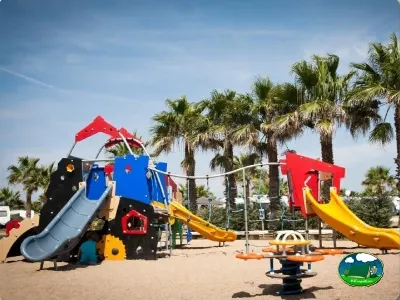 Parque infantil con toboganes y juegos del Camping Las Dunas, Sant Pere Pescador (Girona)