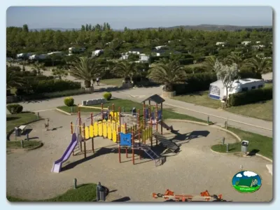 Parque infantil con vistas a la montaña del Camping Las Dunas, Sant Pere Pescador (Girona)