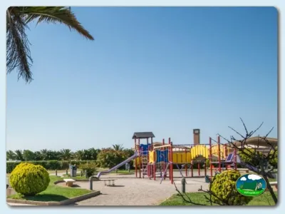 Parque infantil con tobogán y columpios del Camping Las Dunas, Sant Pere Pescador (Girona)