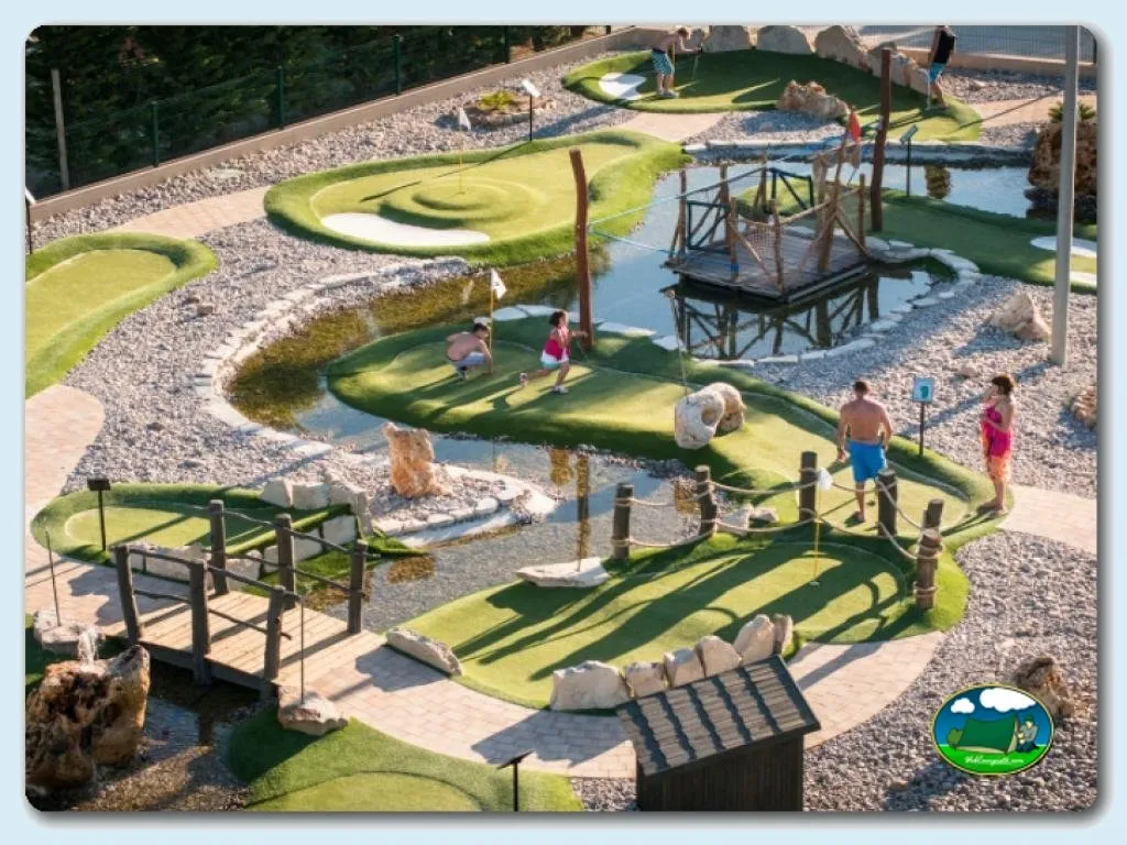 Parque infantil de minigolf con piscina del Camping Las Dunas, Sant Pere Pescador (Girona)