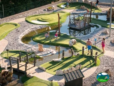 Parque infantil de minigolf con piscina del Camping Las Dunas, Sant Pere Pescador (Girona)