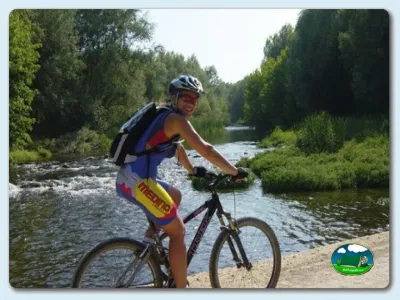 Ciclismo junto al río entre árboles del Camping Las Dunas, Sant Pere Pescador (Girona)