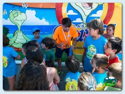 Parque infantil con animador y niños en actividad del Camping Las Dunas, Sant Pere Pescador (Girona)