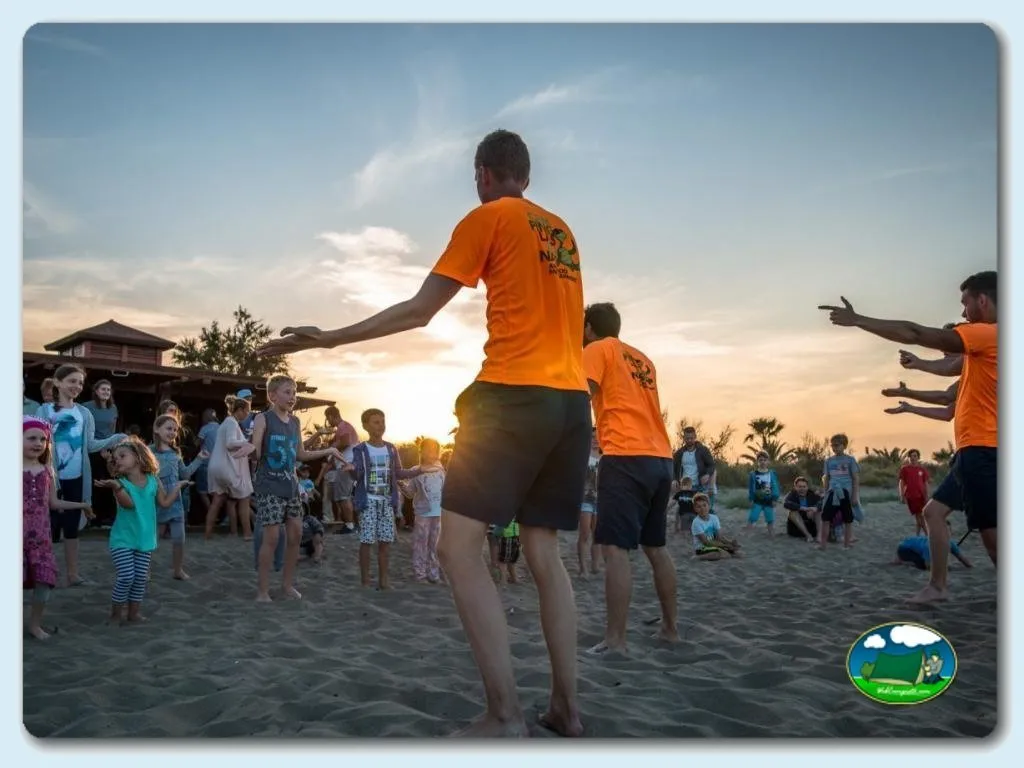 Actividad infantil en la playa al atardecer del Camping Las Dunas, Sant Pere Pescador (Girona)