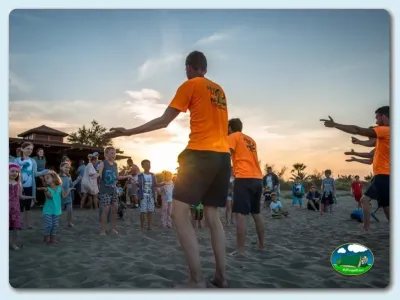 Actividad infantil en la playa al atardecer del Camping Las Dunas, Sant Pere Pescador (Girona)