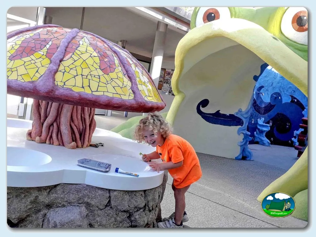 Parque infantil con setas gigantes y decoración temática del Camping Las Dunas, Sant Pere Pescador (Girona)