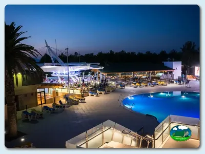 Piscina climatizada nocturna con restaurante y bar del Camping Las Dunas, Sant Pere Pescador (Girona)