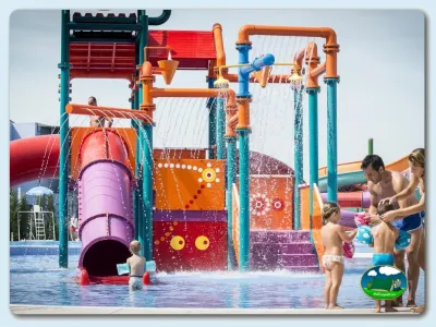 Parque infantil con toboganes y juegos de agua del Camping Las Dunas, Sant Pere Pescador (Girona)