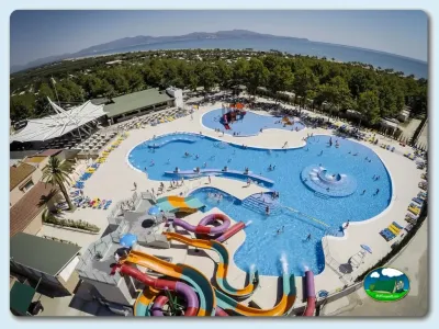 Piscina con toboganes y parque infantil, vistas a la montaña del Camping Las Dunas, Sant Pere Pescador (Girona)
