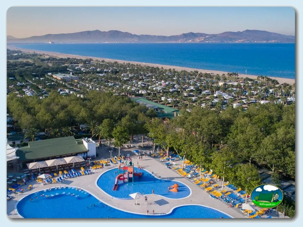 Piscina con vistas a la playa y montañas del Camping Las Dunas, Sant Pere Pescador (Girona)