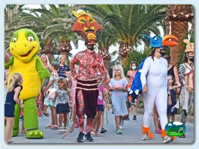 Parque infantil con desfile de personajes animados del Camping Las Dunas, Sant Pere Pescador (Girona)