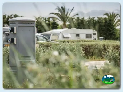 Parcela con servicios de agua y mobil-home del Camping Las Dunas, Sant Pere Pescador (Girona)