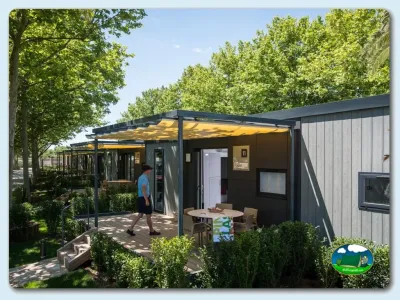 Mobil-home con terraza cubierta y vistas al bosque del Camping Las Dunas, Sant Pere Pescador (Girona)