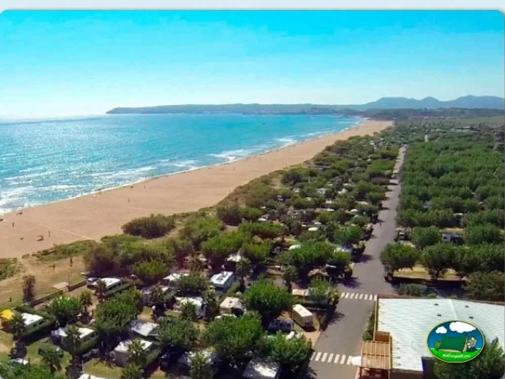 Parcela junto al mar con playa y vistas a la montaña del Camping La Ballena Alegre, Sant Pere Pescador (Girona)
