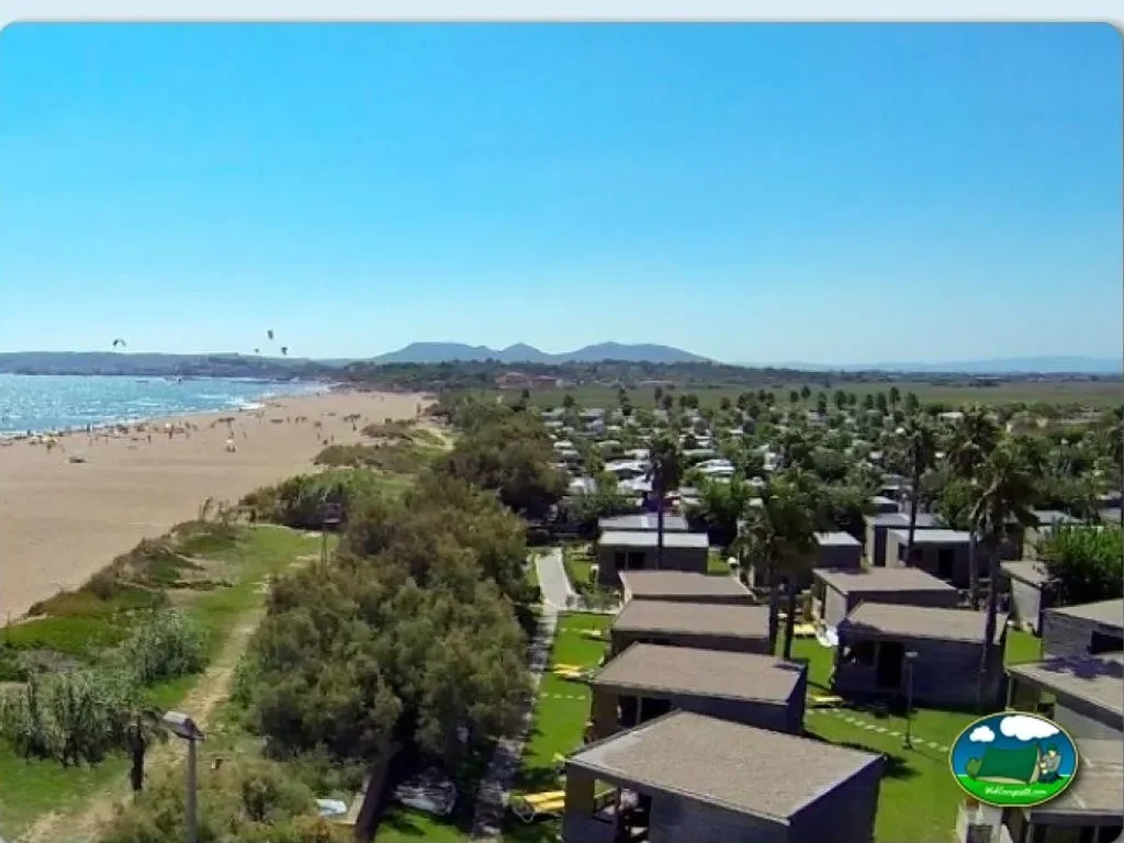 Bungalow primera línea junto al mar con playa y montaña del Camping La Ballena Alegre, Sant Pere Pescador (Girona)