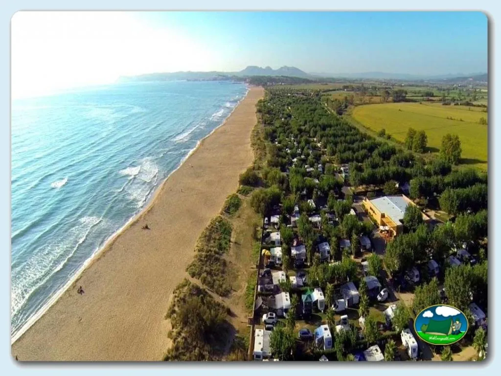 Bungalow junto al mar con playa y vistas a la sierra del Camping La Ballena Alegre, Sant Pere Pescador (Girona)