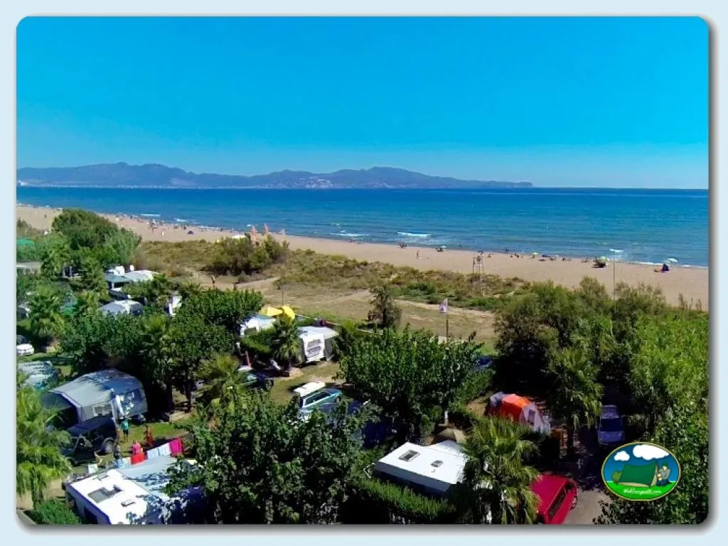 Parcelas junto al mar con vistas a montañas del Camping La Ballena Alegre, Sant Pere Pescador (Girona)