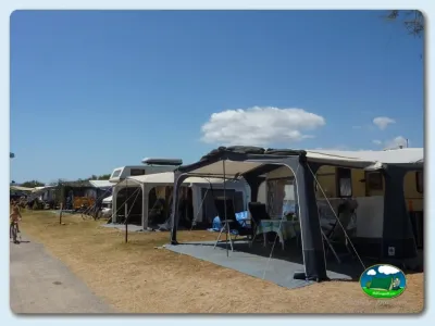 Parcela con caravana y toldo amplio del Camping El Molino, L'Estartit (Girona)