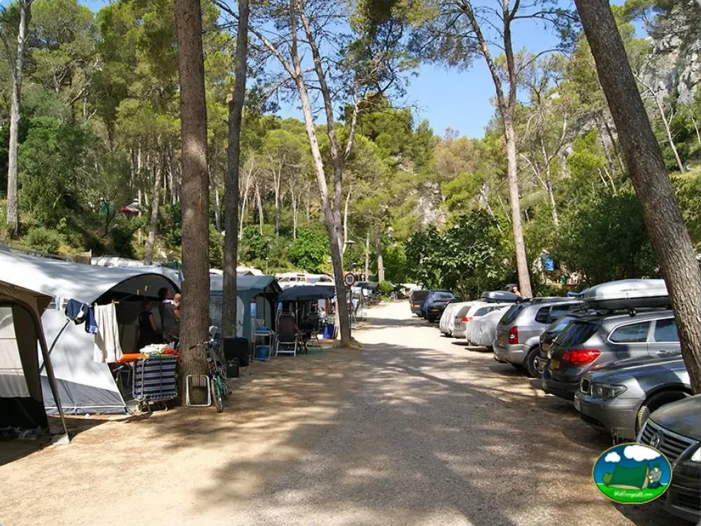 Parcela con tienda de acampada entre pinos del Camping Estartit, L'Estartit (Girona)