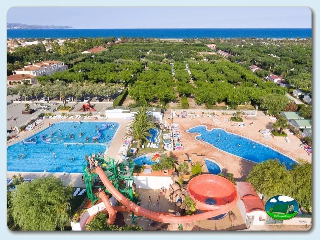 Piscinas con toboganes acuáticos y vistas al mar del Camping L'Amfora, Sant Pere Pescador (Girona)