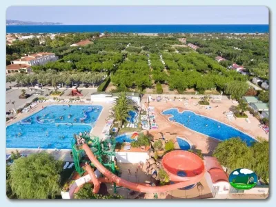Piscinas con toboganes acuáticos y vistas al mar del Camping L'Amfora, Sant Pere Pescador (Girona)