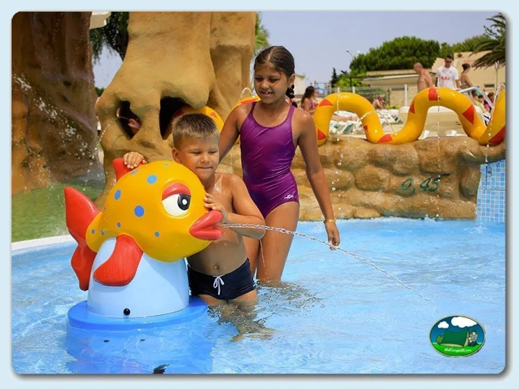 Piscina infantil con juegos de agua y niños del Camping L'Amfora, Sant Pere Pescador (Girona)
